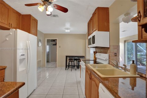 House in Tamarac, Florida 2 bedrooms, 146.69 sq.m. № 2030410 - photo 9