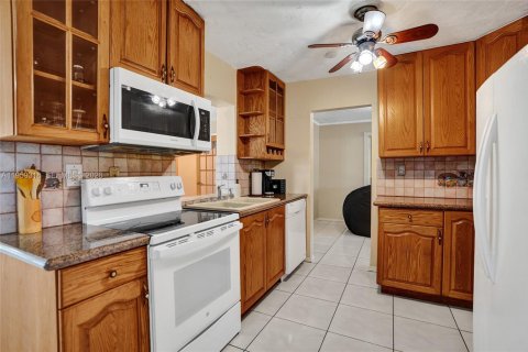 House in Tamarac, Florida 2 bedrooms, 146.69 sq.m. № 2030410 - photo 8