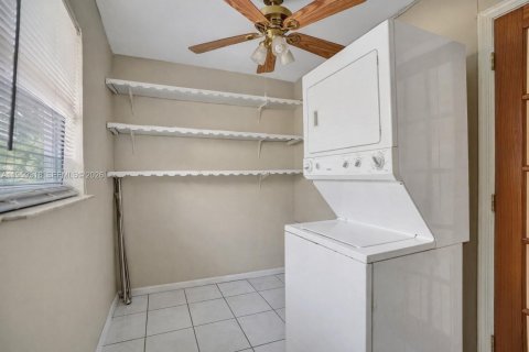 House in Tamarac, Florida 2 bedrooms, 146.69 sq.m. № 2030410 - photo 11