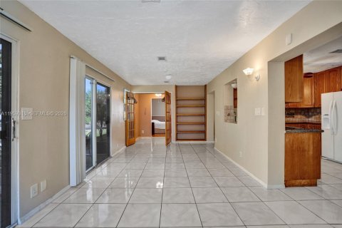 House in Tamarac, Florida 2 bedrooms, 146.69 sq.m. № 2030410 - photo 12