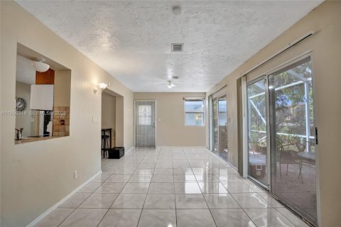 House in Tamarac, Florida 2 bedrooms, 146.69 sq.m. № 2030410 - photo 13