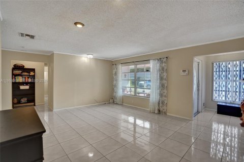 House in Tamarac, Florida 2 bedrooms, 146.69 sq.m. № 2030410 - photo 7