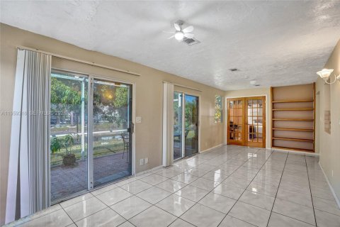 House in Tamarac, Florida 2 bedrooms, 146.69 sq.m. № 2030410 - photo 15