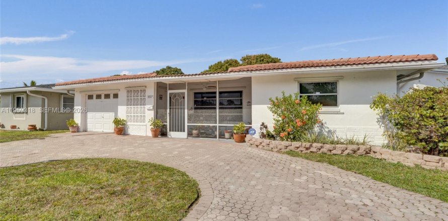 House in Tamarac, Florida 2 bedrooms, 146.69 sq.m. № 2030410