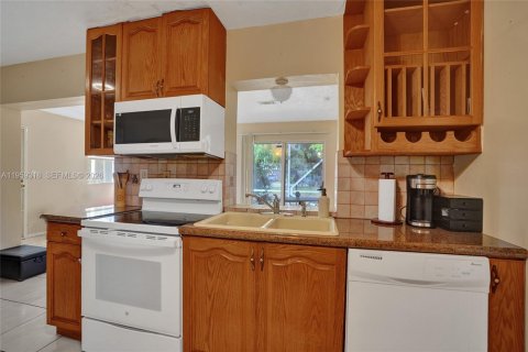 House in Tamarac, Florida 2 bedrooms, 146.69 sq.m. № 2030410 - photo 10