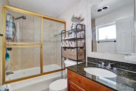 House in Tamarac, Florida 2 bedrooms, 146.69 sq.m. № 2030410 - photo 22