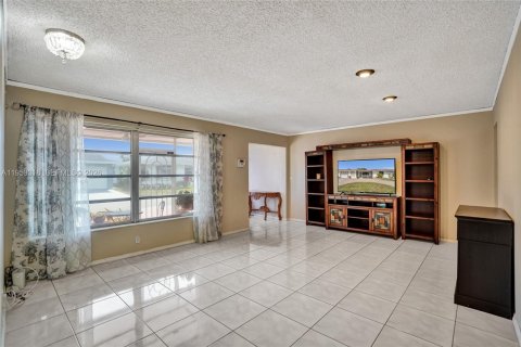 House in Tamarac, Florida 2 bedrooms, 146.69 sq.m. № 2030410 - photo 6