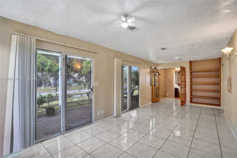 House in Tamarac, Florida 2 bedrooms, 146.69 sq.m. № 2030410 - photo 16