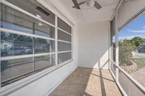 House in Tamarac, Florida 2 bedrooms, 146.69 sq.m. № 2030410 - photo 28