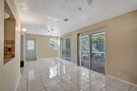 House in Tamarac, Florida 2 bedrooms, 146.69 sq.m. № 2030410 - photo 17