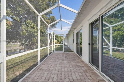 House in Tamarac, Florida 2 bedrooms, 146.69 sq.m. № 2030410 - photo 30