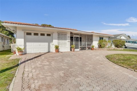 House in Tamarac, Florida 2 bedrooms, 146.69 sq.m. № 2030410 - photo 2