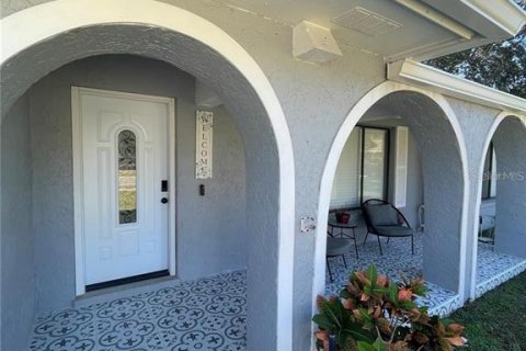 House in Orlando, Florida 4 bedrooms, 181.16 sq.m. № 2284415 - photo 3