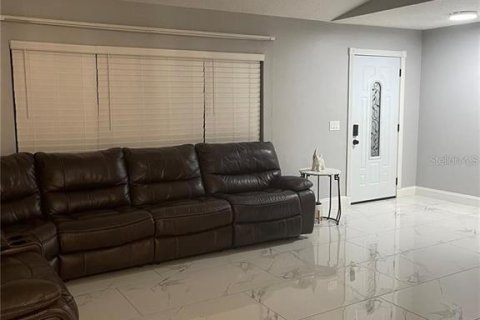 House in Orlando, Florida 4 bedrooms, 181.16 sq.m. № 2284415 - photo 5