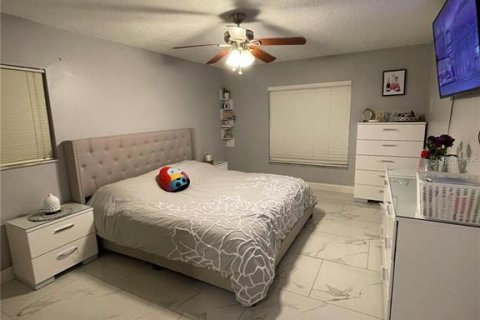 House in Orlando, Florida 4 bedrooms, 181.16 sq.m. № 2284415 - photo 13