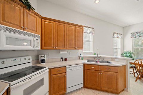 House in Weeki Wachee, Florida 2 bedrooms, 145.39 sq.m. № 2205128 - photo 12