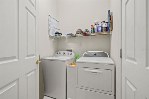 House in Weeki Wachee, Florida 2 bedrooms, 145.39 sq.m. № 2205128 - photo 30