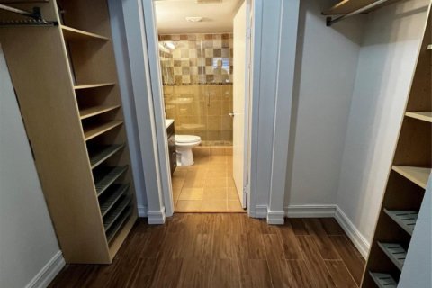 Condominio en alquiler en Hollywood, Florida, 2 dormitorios, 98.48 m2 № 1231585 - foto 1