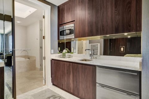 Condominio en venta en Bal Harbour, Florida, 3 dormitorios, 263.75 m2 № 2018542 - foto 15