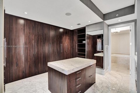 Condominio en venta en Bal Harbour, Florida, 3 dormitorios, 263.75 m2 № 2018542 - foto 11