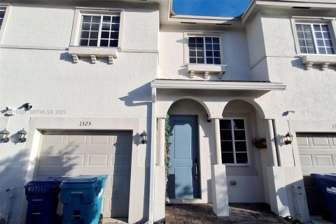 Townhouse in Miami Gardens, Florida 4 bedrooms, 148.83 sq.m. № 1982851