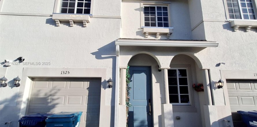 Townhouse in Miami Gardens, Florida 4 bedrooms, 148.83 sq.m. № 1982851
