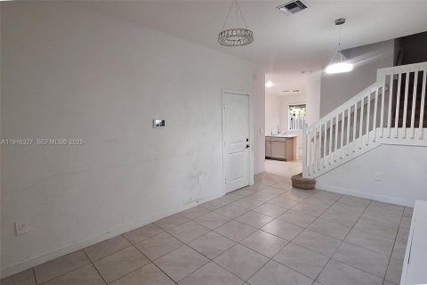 Townhouse in Miami Gardens, Florida 4 bedrooms, 148.83 sq.m. № 1982851 - photo 3