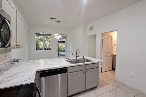 Townhouse in Miami Gardens, Florida 4 bedrooms, 148.83 sq.m. № 1982851 - photo 6
