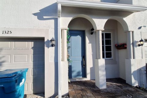 Townhouse in Miami Gardens, Florida 4 bedrooms, 148.83 sq.m. № 1982851 - photo 2