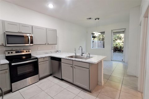Townhouse in Miami Gardens, Florida 4 bedrooms, 148.83 sq.m. № 1982851 - photo 5