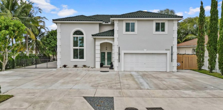 Дом в Майами, Флорида 4 спальни, 238.39м2 № 2009408