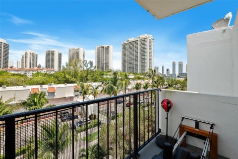 Condo in North Miami Beach, Florida, 2 bedrooms  № 2035196 - photo 6