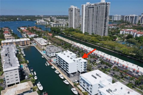 Condo in North Miami Beach, Florida, 2 bedrooms  № 2035196 - photo 25