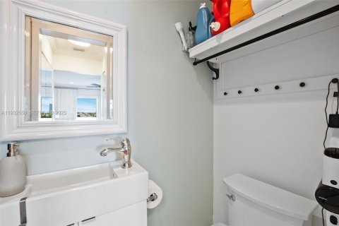 Condo in North Miami Beach, Florida, 2 bedrooms  № 2035196 - photo 22