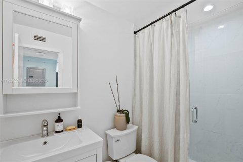 Condo in North Miami Beach, Florida, 2 bedrooms  № 2035196 - photo 19