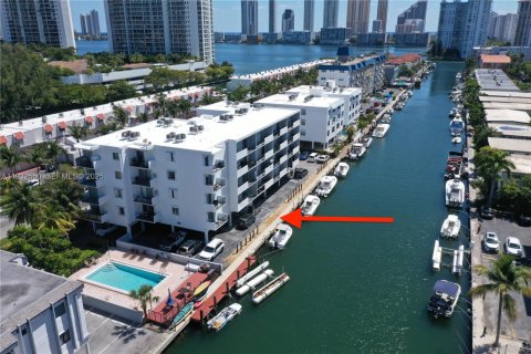 Condo in North Miami Beach, Florida, 2 bedrooms  № 2035196 - photo 27