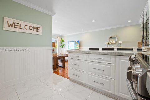 Condo in North Miami Beach, Florida, 2 bedrooms  № 2035196 - photo 14