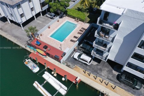 Condo in North Miami Beach, Florida, 2 bedrooms  № 2035196 - photo 28