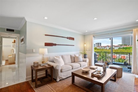 Condo in North Miami Beach, Florida, 2 bedrooms  № 2035196 - photo 4