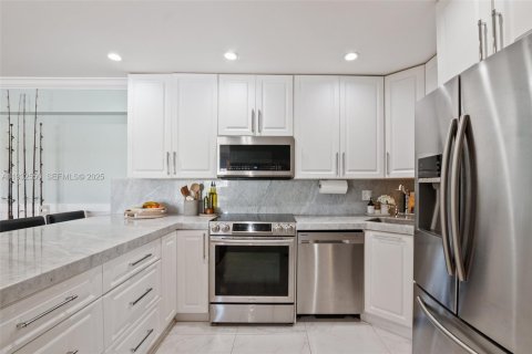 Condo in North Miami Beach, Florida, 2 bedrooms  № 2035196 - photo 13