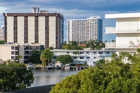 Copropriété à louer à Hallandale Beach, Floride: 1 chambre, 85.47 m2 № 1969706 - photo 19