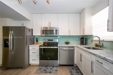 Copropriété à louer à Hallandale Beach, Floride: 1 chambre, 85.47 m2 № 1969706 - photo 13