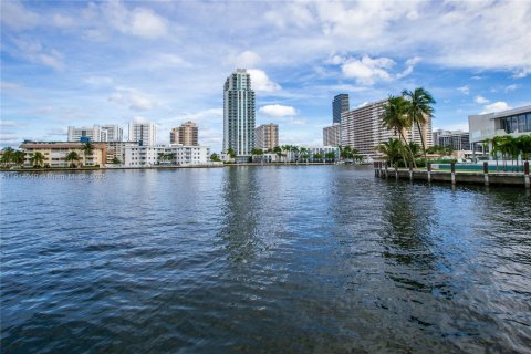 Copropriété à louer à Hallandale Beach, Floride: 1 chambre, 85.47 m2 № 1969706 - photo 5