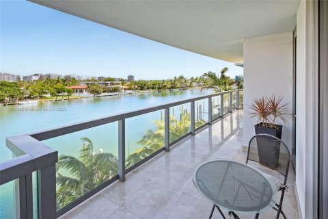 Condo in Bay Harbor Islands, Florida, 2 bedrooms  № 1794454 - photo 17