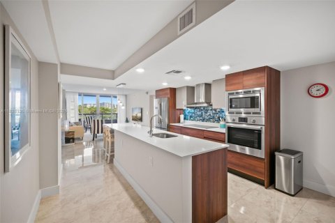 Condo in Bay Harbor Islands, Florida, 2 bedrooms  № 1794454 - photo 3