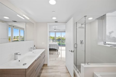 Condo in Bay Harbor Islands, Florida, 2 bedrooms  № 1794454 - photo 30