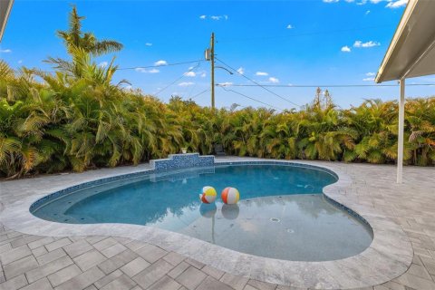 House in Saint Petersburg, Florida 3 bedrooms, 124.3 sq.m. № 1620650 - photo 14
