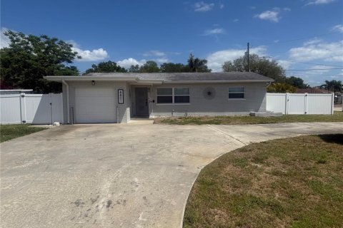 House in Saint Petersburg, Florida 3 bedrooms, 124.3 sq.m. № 1620650 - photo 1