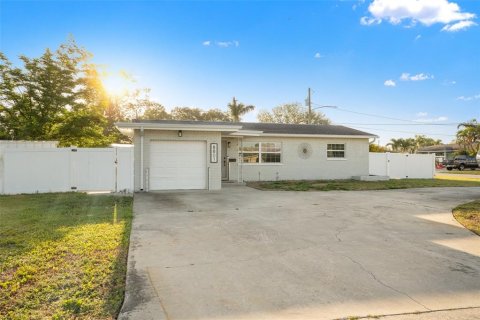 House in Saint Petersburg, Florida 3 bedrooms, 124.3 sq.m. № 1620650 - photo 2