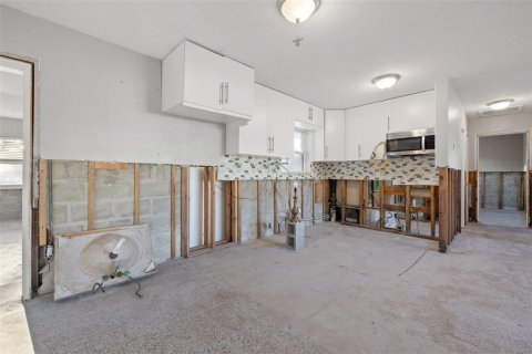 House in Saint Petersburg, Florida 3 bedrooms, 124.3 sq.m. № 1620650 - photo 6